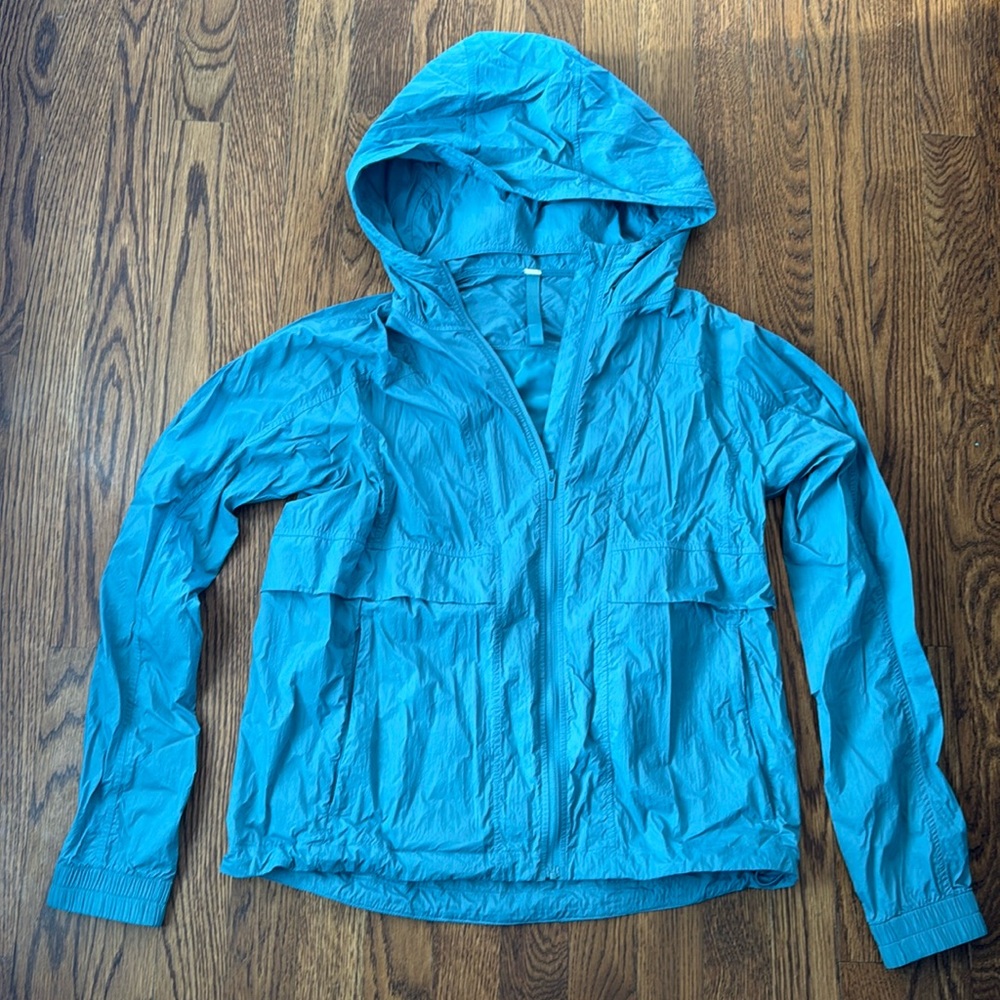 Like new- lululemon athletica wind breaker size 6 women’s